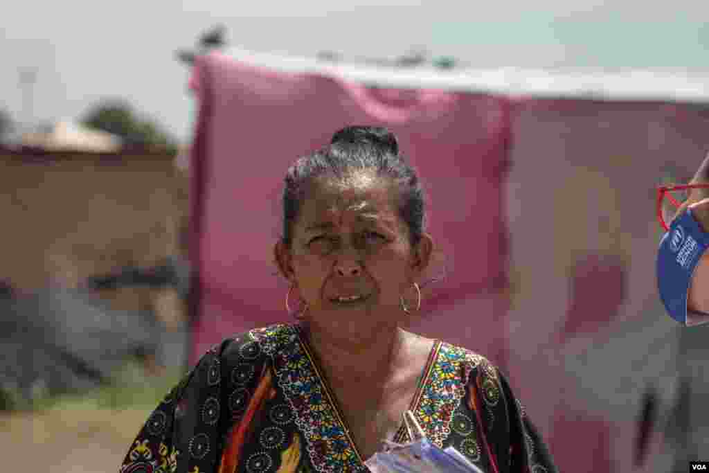 Luz Marina lider comunitaria de La Pista, se prepara para una entrevista con la Voz de América. Ella describe que las madres de familias están preocupadas por sus hijos, sobretodo por que muchos de ellos salen en la noche a buscar comida.