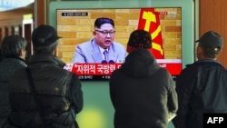 Des Coréens du Sud regarde le discours de la Saint-Sylestre du leader coréen Kim Jong-Un, le 1er janvier 2018.