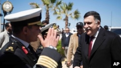 Fayez al-Sarraj, à droite, chef du gouvernement d’union à Tripoli, Libye, 30 mars 2016. (Bureau des médias du Gouvernement de l’union/ GNA via AP)
