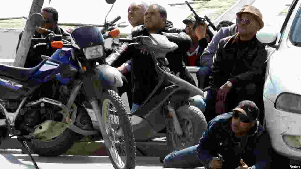 Les agents de police sont déployés à l'extérieur du parlement à Tunis Mars 18, 2015.