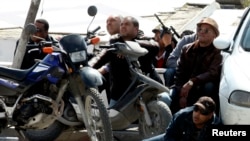 Des policiers prés du parlement à Tunis (Reuters)