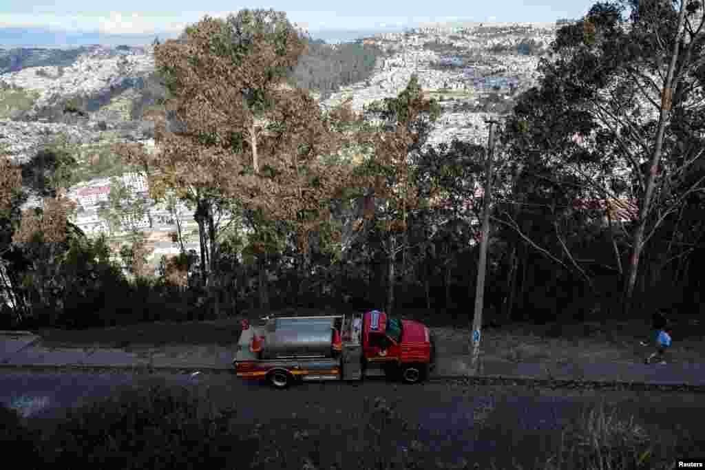 Un camión de bomberos durante las operaciones de control de un incendio forestal en el cerro Panecillo en el centro de Quito, Ecuador. (REUTERS) 