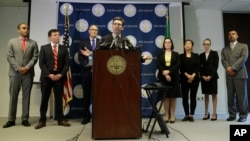 El fiscal general del estado de Washington, Bob Ferguson, anuncia a la prensa su demanda contra el presidente Donald Trump por la orden ejecutiva que suspendió la inmigración de siete países de mayoría musulmana que ha generado protestas en todo el país.