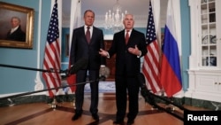 Menlu AS Rex Tillerson (kanan) bersama Menlu Rusia Sergey Lavrov di Kantor Deplu AS di Washington DC, 10 Mei 2017. (AP Photo/Carolyn Kaster)