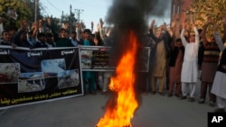 Estudiantes paquistaníes salen a las calles para condenar el atentado en un mercado al aire libre en Orakzai que mató a por lo menos 35 personas.