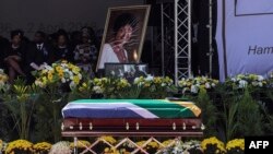 Le cercueil de Winnie Madikizela-Mandela exposé au stade d'Orlando lors des funérailles à Soweto, Afrique du Sud, 14 avril 2018.