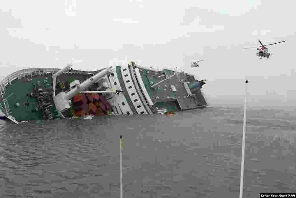 Helikopter-helikopter menuju kapal ferry yang tenggelam saat menuju pulau Jeju dari Incheon (16/4).
