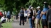 Jóvenes votantes hacen fila para votar en las elecciones primarias de Georgia en Park Tavern, Atlanta, el martes 9 de junio de 2020.