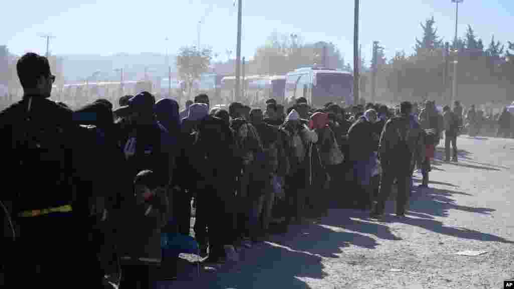 Des migrants et réfugiés en file attendent d’être autorisés à passer du village grec d’Idomeni au sud de la Macédoine, 9 novembre 2015.