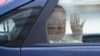 ARCHIVO: El papa Francisco saluda mientras sale en un automóvil después de reunirse con el presidente de Estados Unidos, Donald Trump, en el Vaticano, el 24 de mayo de 2017. REUTERS