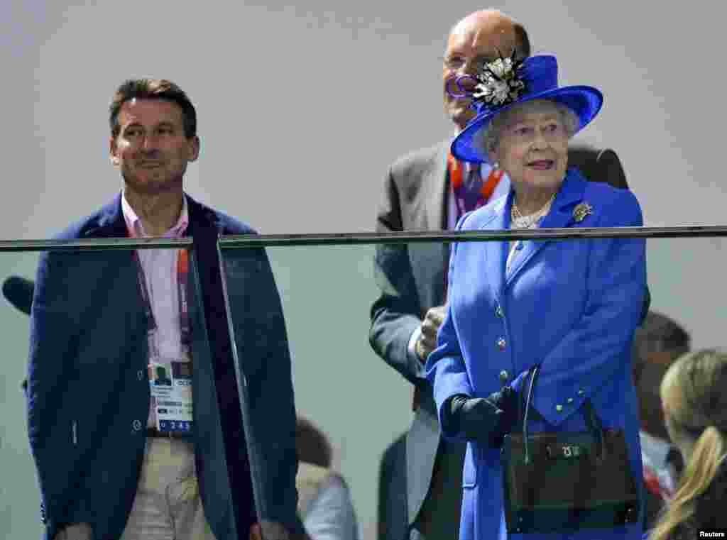 Ratu Inggris, Elizabeth II tampak menghadiri Pusat Akuatik tempat berlangsungnya cabang renang bersama Ketua Olimpiade Inggris, Sebastian Coe. 