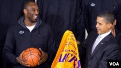 Kobe Bryant sonríe mientras el presidente Obama observa la bandera de campeones de los Lakers. Obama es un fanático del baloncesto y su equipo preferido es el Chicago Bulls.