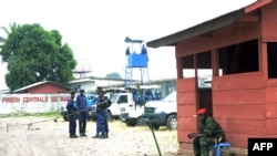 La police congolaise et des soldats de l'ONU montent la garde à la prison de Makala à Kinshasa le 2 juillet 2013. AFP PHOTO / JUNIOR D. KANNAH (Photo de Junior D. Kannah / AFP)