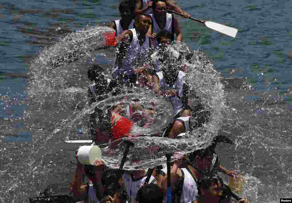 Para peserta yang ikut memeriahkan perayaan Festival Perahu Naga di Aberdeen, Hong Kong.