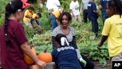 Michelle Obama invita a estudiantes de diversas escuelas para que disfruten de esta educativa cosecha en la Casa Blanca.