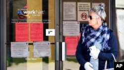 Natpisi o pomoći za nezaposlene na vratima Sekretarijata za rad u državi Ilinois