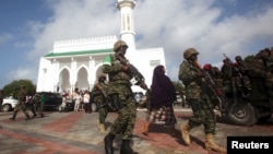 Tentara Uni Afrika di Somalia (AMISOM) melakukan pengamanan di sebuah masjid di ibukota Mogadishu (foto: dok).