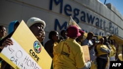 Des membres de Congress of the People (COPE) manifestent devant le siège du groupe Eskom, situé au Megawatt Park,15 mai 2017.