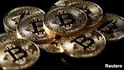 Une collection de jetons Bitcoin pour illustrer cette monnaie virtuelle. 