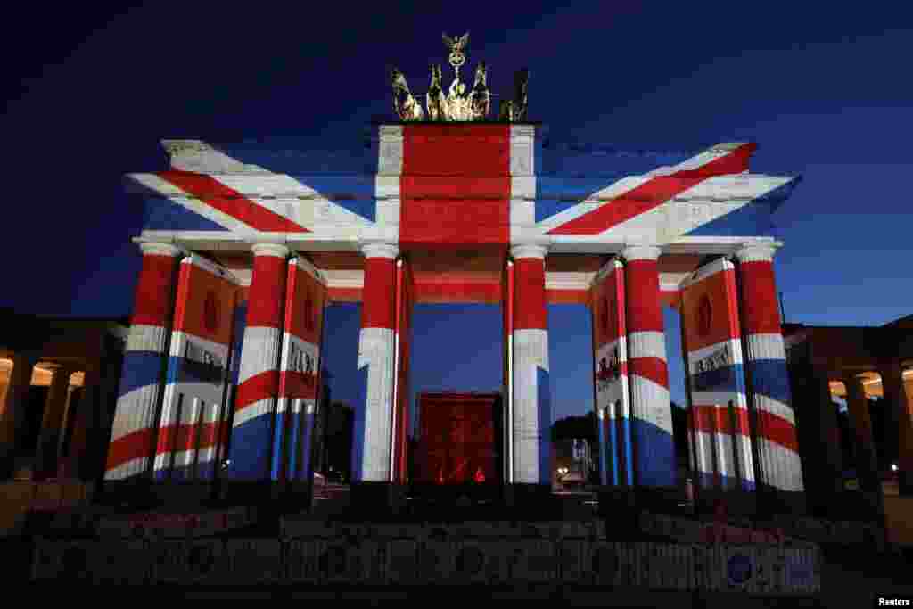 Gerbang Brandenburg di Berlin, Jerman, disinari dengan warna bendera Inggris sebagai solidaritas terhadap para korban serangan teror di London.