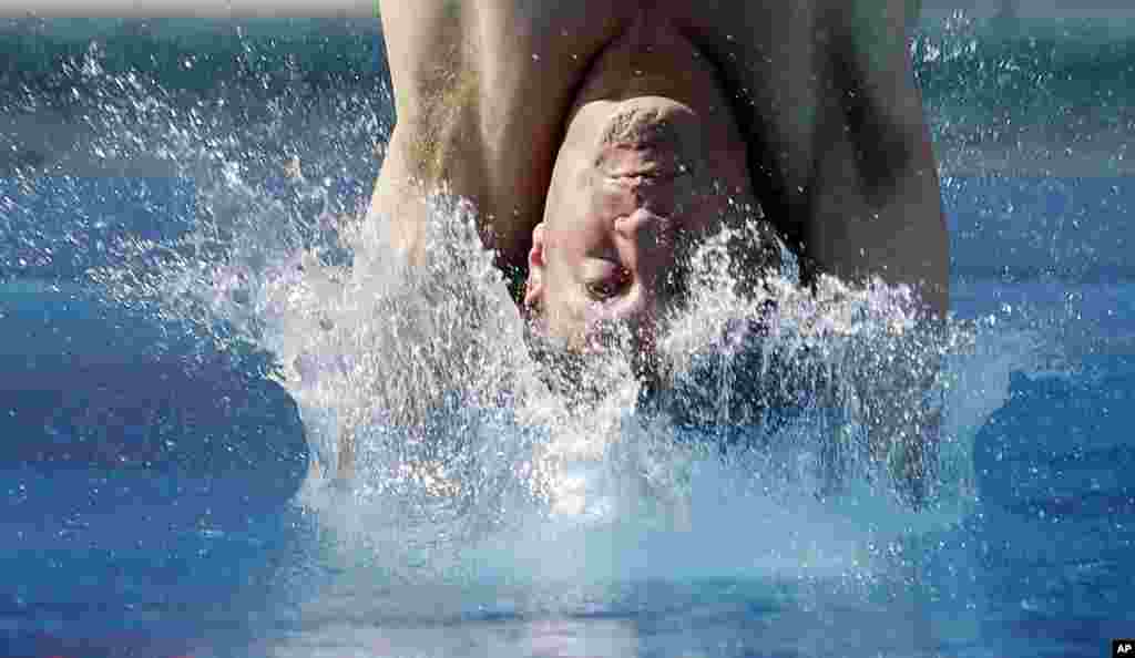 Dwight Dumais menyentuh air di babak penyisihan kompetisi loncat indah setinggi 3-meter pria dalam Grand Prix Loncat Indah AS di Fort Lauderdale, Florida.