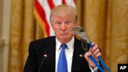 Presiden Donald Trump saat menghadiri acara "Made in America," di Ruang Timur, Gedung Putih, 19 Juli 2017, di Washington. 