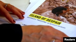 Anna Neistat, le directeur de recherche d'Amnesty International, parle à des journalistes de son enquête sur l'île de Nauru, à Sydney, Australie, le 17 octobre 2016.