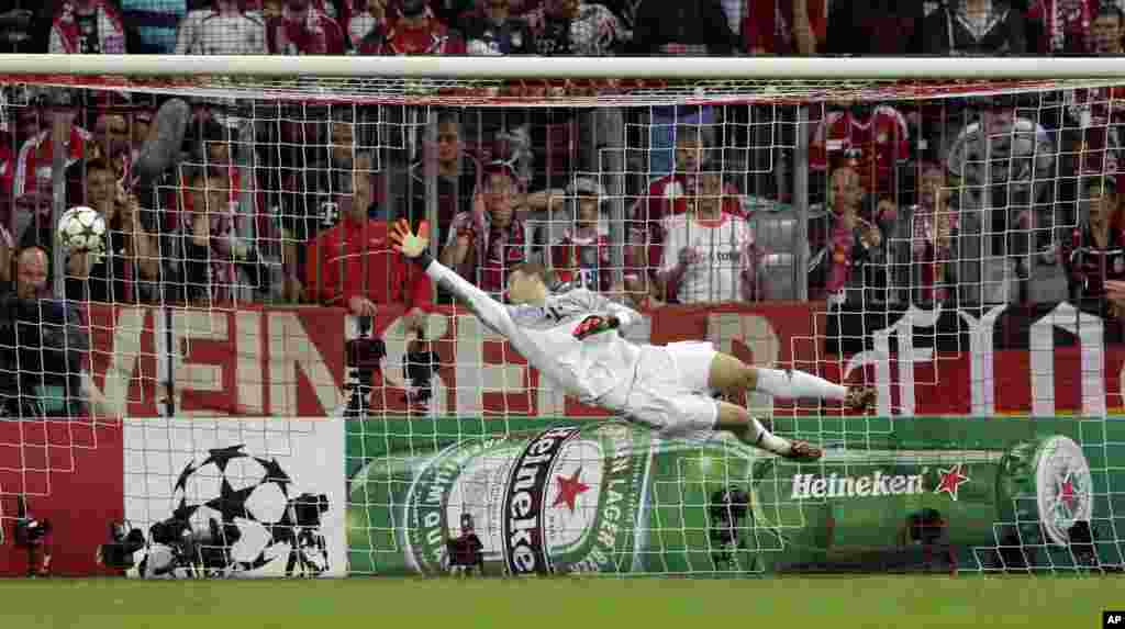 Le gardien de but du Bayern Manuel Neuer saute pour une tentaive de prendre le ballon lors du match de football de la Ligue des Champions, Groupe E, entre le FC Bayern Munich et Manchester City à l'Allianz Arena à Munich, sud de l'Allemagne, mercredi 17 septembre, 2014.