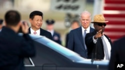 习近平2015年9月24日访美，美国副总统拜登在安德鲁斯空军基地迎接。