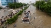 محکمۂ موسمیات کے مطابق جب بھی کوئی طوفان آتا ہے تو اس کے نتیجے میں اندازاََ 100 سے ڈیڑھ سو ملی میٹر بارش کا امکان ہوتا ہے۔ اسی ممکنہ صورتِ حال کے پیشِ نظر محکمۂ موسمیات نے کراچی اور سندھ کے نشیبی علاقوں کے لیے اربن فلڈ وارننگ جاری کر دی ہے۔ (فائل فوٹو)