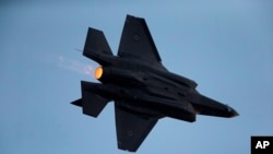 El mandatario estadounidense pidió se examine si es posible modernizar el F-18 Super Hornet.