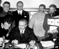 Nasist Almaniyası Sovet İttifaqı ilə bir-birinə təcavüz etməmək haqda müqavilə imzalayır. 23 avqust, 1939. Molotov-Ribbentrop paktının gizli protokolu iki dövlət arasında Polşa və Baltikyanı dövlətlərin bölüşdürülməsini nəzərdə tuturdu. Müqavilə yalnız Nasist Almaniyası 1941-ci il, 22 iyunda qəfildən SSRİ-yə hücum etdikdən sonra qüvvəsini itirdi.