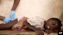 Une petite malade souffrant de la dracunculose au Ghana