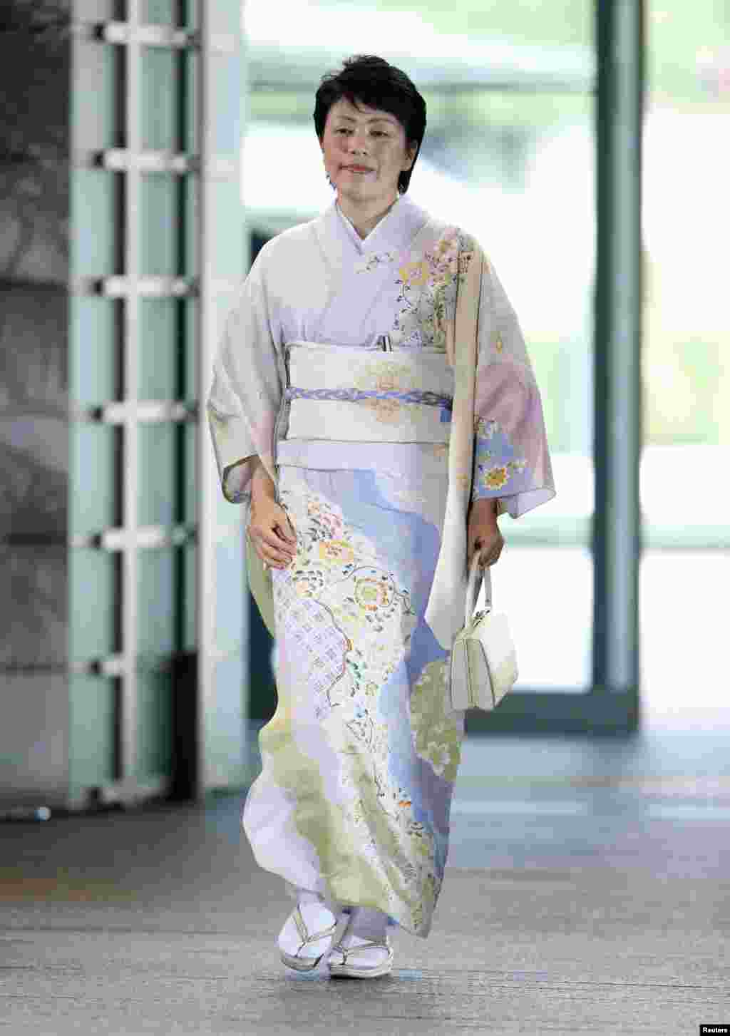 Menteri Pemberdayaan Perempuan Haruko Arimura, memakai kimono tradisional, tiba di kediaman resmi Shinzo Abe di Tokyo (3/9). (Reuters/Yuya Shino)