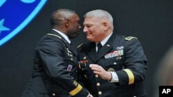General Carter Ham defende as estratégias da AFRICOM de combate ao terrorismo em África, no Congresso americano e evoca as razões desta força ter o seu quarter-general na Alemanha