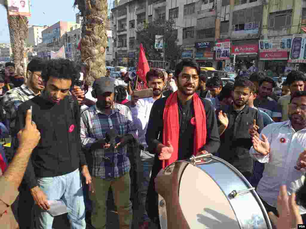 کراچی کے ریگل چوک پر طلبہ کے مظاہرے میں سماجی شخصیات اور مزدور تنظیموں کے رہنماؤں نے شرکت کی اور طلبہ کے ساتھ اظہار یکجہتی کیا۔