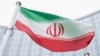 Bendera Iran tampak berkibar di depan kantor Badan Pengawas Nuklir PBB (IAEA) di Wina, Austria, pada 24 Mei 2021. (Foto: AP/Florian Schroetter)