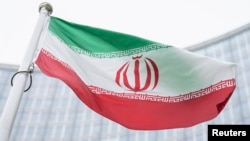 Bendera Iran tampak berkibar di depan kantor Badan Pengawas Nuklir PBB (IAEA) di Wina, Austria, pada 24 Mei 2021. (Foto: AP/Florian Schroetter)