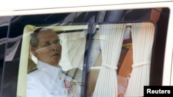 Raja Thailand Bhumibol Adulyadej di dalam mobil yang meninggalkan Rumah Sakit Siriraj ke Istana untuk upacara peringatan naik tahta (5/5) di Bangkok (5/5). 