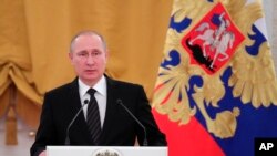 Le président Vladimir Poutine parle lors d'une réception donnée au Kremlin, à Moscou, le 28 décembre 2016.