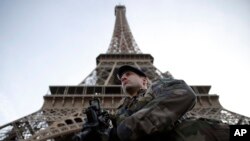 Seorang tentara berjaga di Menara Eiffel di Paris, saat Perancis menandai berakhirnya keadaan darurat dua tahun, Rabu, 1 November 2017. (Foto: dok).