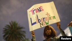 Varias organizaciones que luchan por los derechos de la comunidad LGBT han advertido de consecuencias legales tras la decisión de la Casa Blanca.