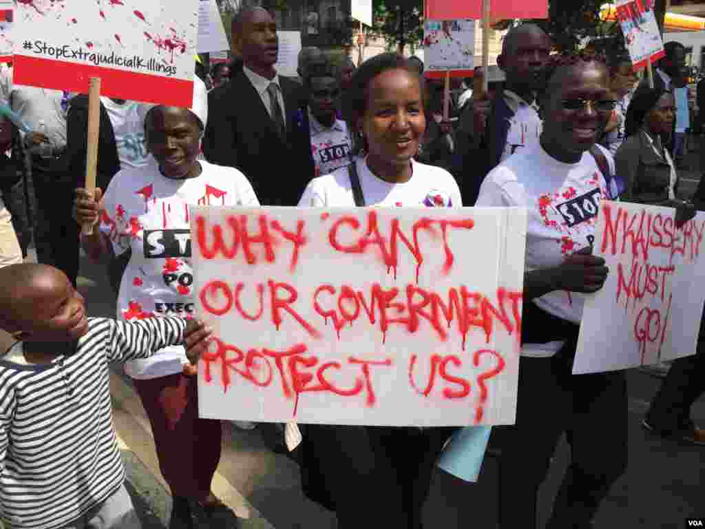 Protester Jaciata Okumu carries a sign during a march against policy impunity in Nairobi, Kenya, July 4, 2016. (J. Craig/VOA)