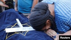 La madre de la joven llora su muerte, este jueves.