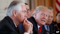El presidente de EE.UU., Donald Trump, junto al secretario de Estado, Rex Tillerson (izquierda) hablan durante la cumbre bilateral con el presidente chino, Xi Jinping, en Mar-a-Lago, Florida, EE.UU., el 7 de abril de 2017.