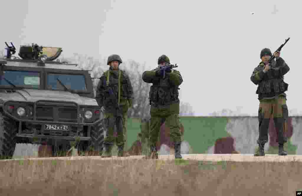 Tentara Rusia melontarkan tembakan peringatan di markas udara Belbek, di luar Sevastopol, Ukraina (4/3). (AP/Ivan Sekretarev)