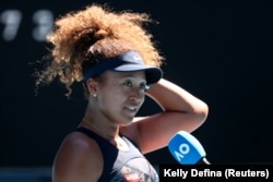 Naomi Osaka est interviewée après avoir remporté son match de demi-finale contre Serena Williams.
