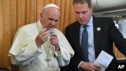 El papa Francisco, acompañado de su portavoz, Greg Burke, habló a los periodistas en el avión papal sobre los transexuales y la misericordia con la que deben ser tratados.