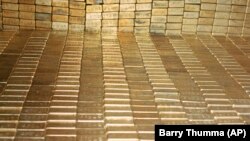 Los inversionistas están buscando refugio en el oro en medio de temores a los estragos que pueda causar a la economía global el brote del coronavirus fuera de China.