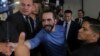 En esta imagen de archivo, simpatizantes del presidente de El Salvador saludan a Nayib Bukele después de presentarse como candidato presidencial del partido Nuevas Ideas en San Salvador, El Salvador, el viernes 27 de octubre de 2023.